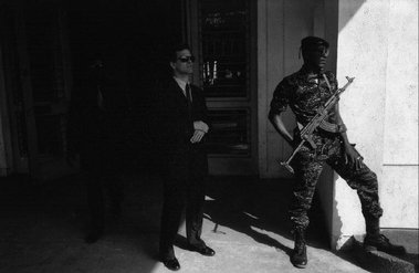 На фото малийский солдат, охраняющий административное здание в городе Бамако (столица Мали), 1994 год.