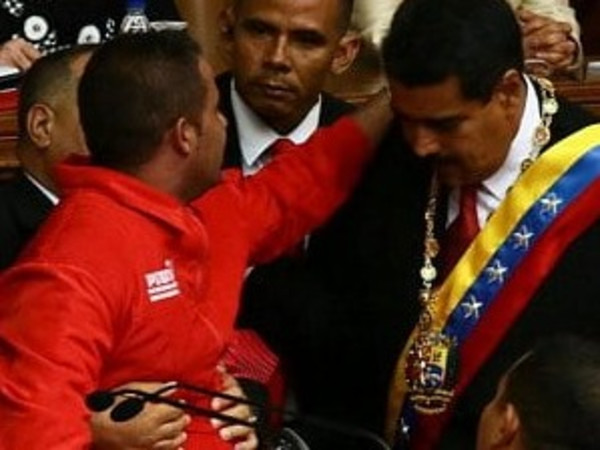 Мадуро испугался покушения: неизвестный прервал речь президента