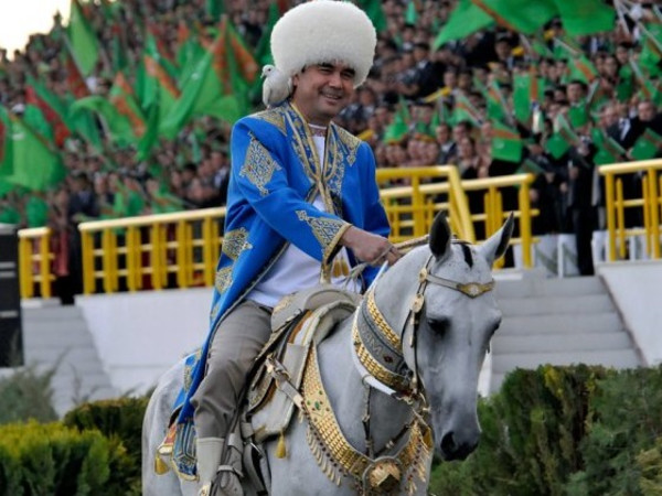 Президент Туркменистана упал с лошади во время скачек