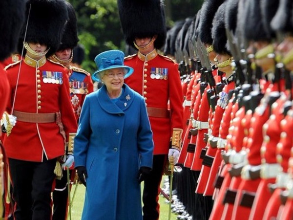 Королеву Великобритании едва не застрелил гвардеец во время ночной прогулки