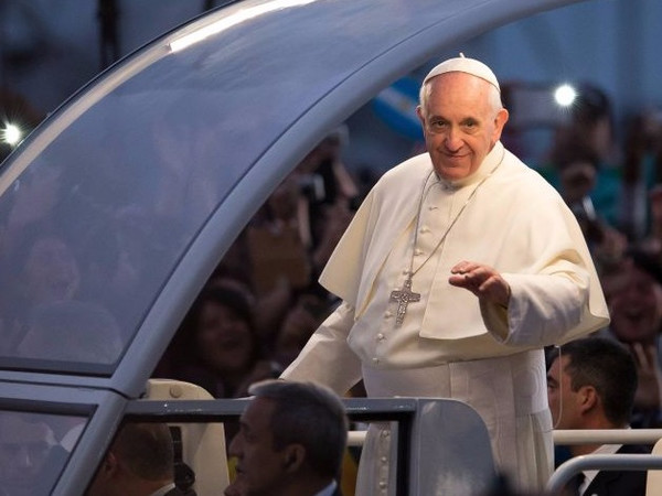 Папа Римский Франциск отказался от бронированного папамобиля