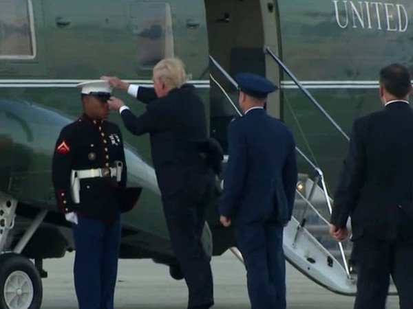 Президент США дважды пытался вернуть сорванную ветром фуражку солдату почетного караула