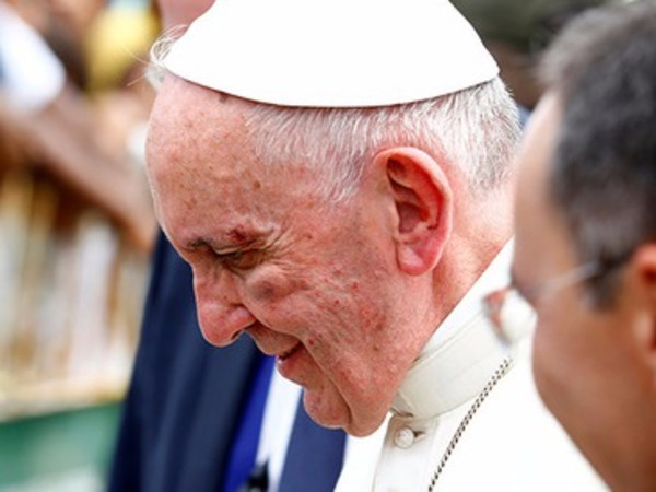 Папа Франциск ударился головой в папамобиле и рассек бровь