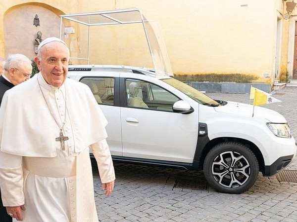 Новым автомобилем Папы Римского стал Renault Duster