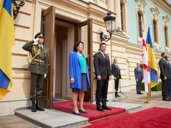 В Киеве на церемонии встречи президента Грузии офицер почетного караула выронил ножны для сабли