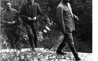 Сталин на прогулке в сопровождении охраны