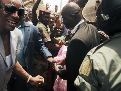 Президент Гвинеи (крайний слева) во время общения с народом. Конакри, 19 апреля 2013 год.