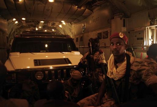 Личная охрана президента Чада (государство в Центральной Африке) Идриса Деби Инто летит вместе с основным автомобилем в транспортном самолете Hercules во время предвыборной поездки по стране