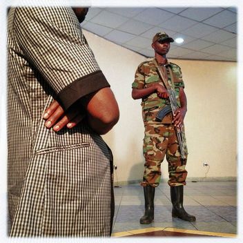 Телохранитель в Республике Конго, 27 ноября 2012 год.