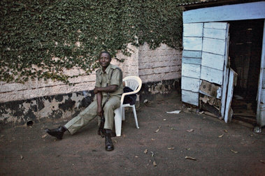 Охранник резиденции в столице Уганды городе Кампала, 2008 год.
