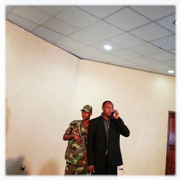 Телохранитель обеспечивает личную безопасность VIP-персоны в отеле Ihusi в городе Гома. Конго, 27 ноября 2012.