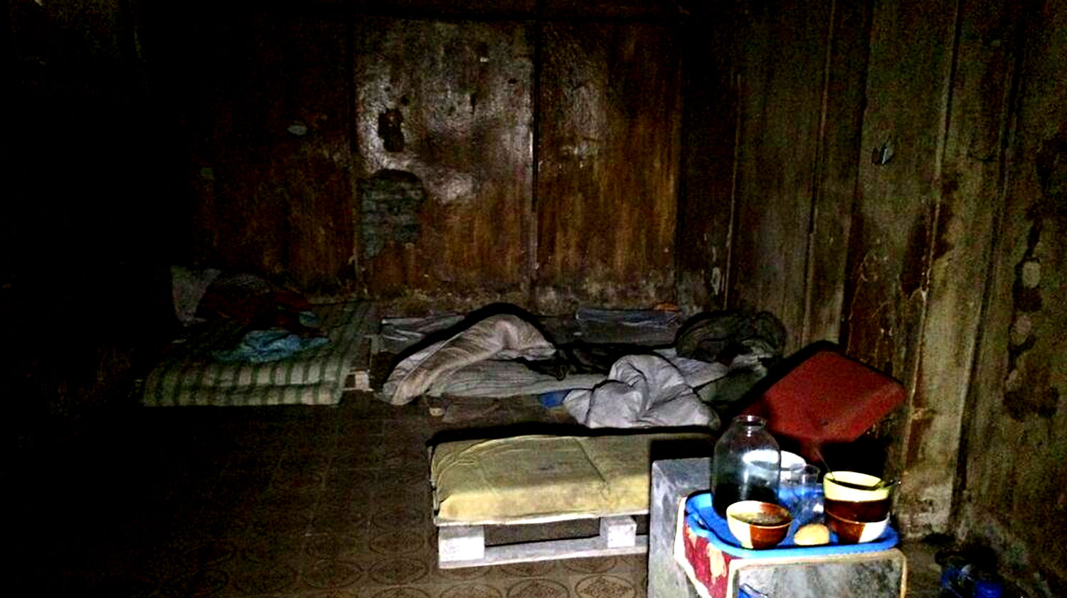 Кровать в подвале грязная